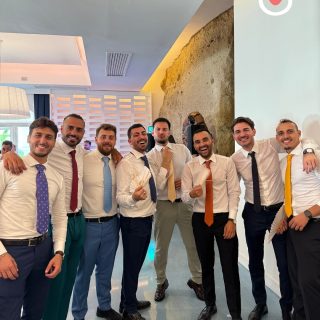 Quando il dress code si trasforma in “liberi tutti”… camicia bagnata e piedi scalzi! 🔥👠
#weddingram #matrimonio #weddingday #dresscode #friends