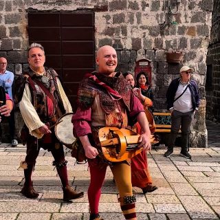 💫 Sposarsi in un borgo, tra stradine antiche e sapori autentici…
Un giorno dove l’amore si celebra con semplicità, genuinità e mille piccoli momenti di felicità✨
Perché il matrimonio perfetto non è solo una festa, ma un’esperienza da vivere con tutti i sensi.
#weddingram #wedding #weddingday #matrimonio #weddingcontentcreator #love #fyp