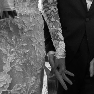 È un “per sempre” che parte dalle mani e arriva fino al cuore.
#wedding #weddingram #socialmediawedding #matrimonio #forever #persempre #fyp