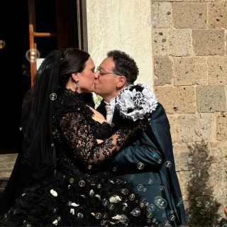 Chi ha detto che il bianco è l’unico modo per dire “SÌ”? 🖤L’importante non è come ti sposi, ma chi scegli di amare. Per sempre.
#wedding #weddingday #blackdress #socialmediawedding #fyp